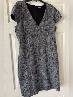 Express Black & White V-Neck Textured Midi Dress women’s size large